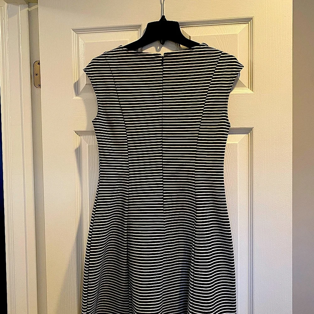 Black and white sleeveless dress from Gap. - Picture 2 of 2